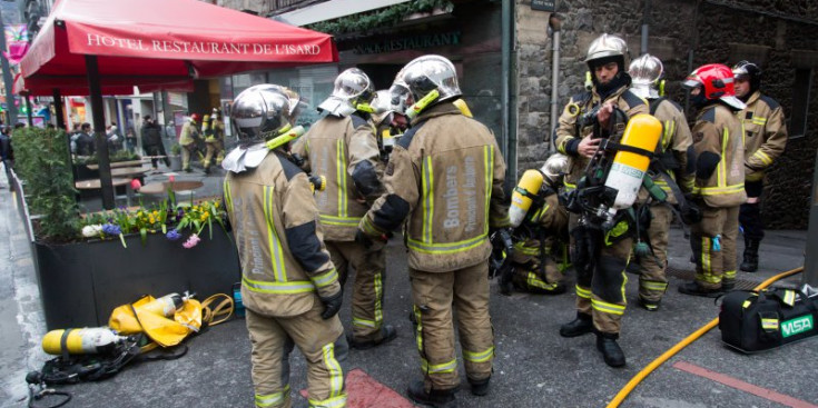 Un equip de bombers treballa en l’extinció d’un incendi a Andorra la Vella.