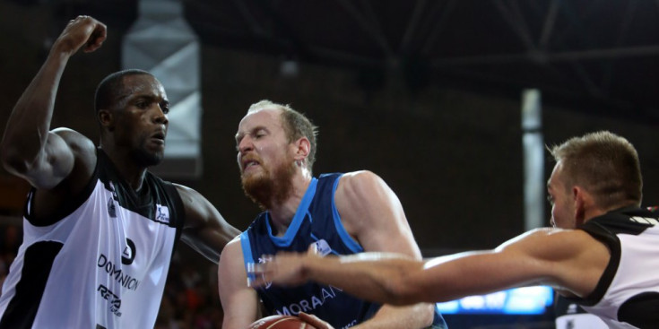 Thomas Schrenier passa entre la defensa del Dominion Bilbao Basket.