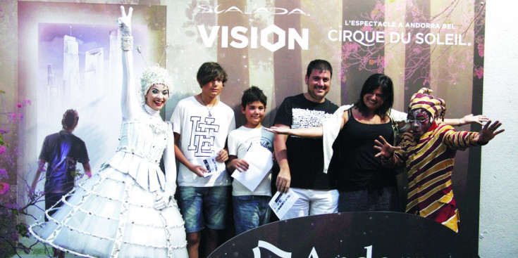 La família de Valls que va obtenir el premi com a espectador 100.000, dissabte en la darrera sessió.