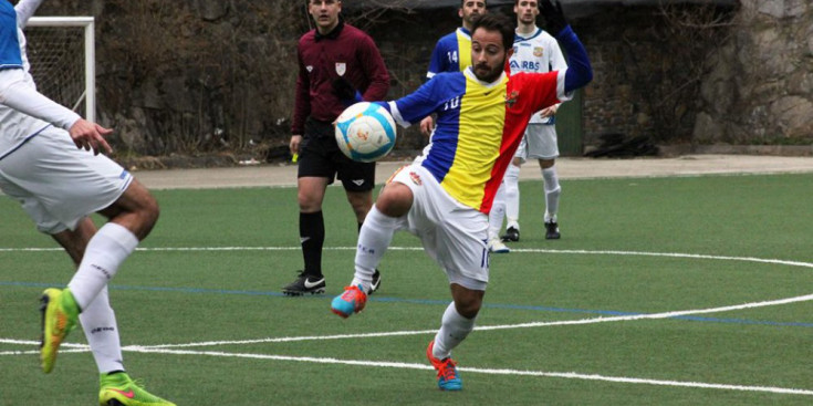 Ludo, autor del gol de la victòria, en el partit contra el Borges Blanques. FOTO: J. J. B.