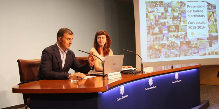 El director general de Medi Ambient i Sostenibilitat, Marc Rossell, i l’educadora del Centre Andorra Sostenible, Elena Valletbó, ahir.