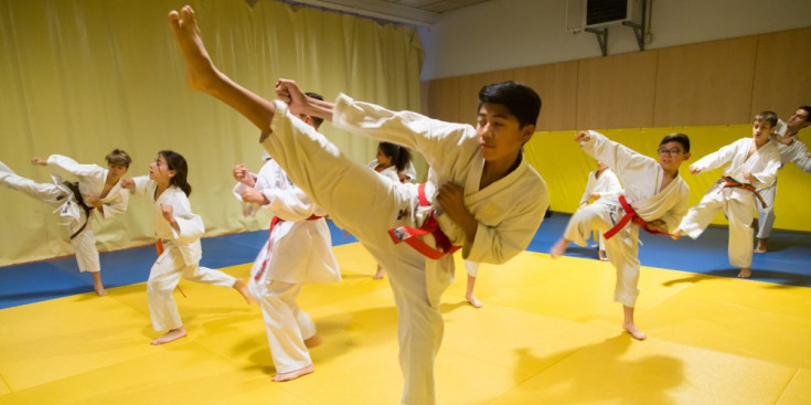Karatekes del Shotokan d’Andorra la Vella en un entrenament a la sala polivalent.