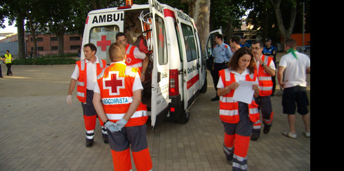 Membres de la Creu Roja efectuen un servei a Catalunya.