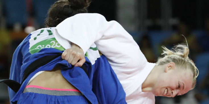 Sallés, d’esquenes, indefensa davant l’australiana Haecker, en l’instant previ a l’ippon, ahir al Carioca Arena.