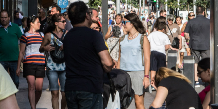 Una gran afluència de gent al carrer Meritxell just per sota de l’Illa Carlemany, que ara és exclusiva per a vianants, ahir a primera hora de la tarda.