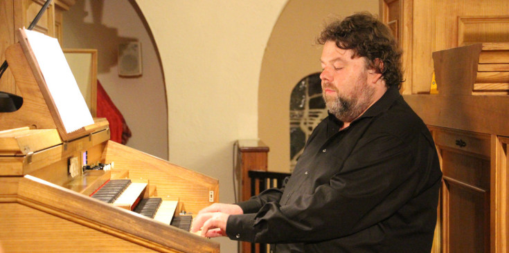 Jan Vermeire toca l'orgue de l'església de Sant Esteve.