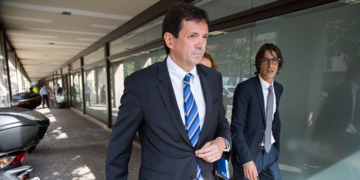 L’accionista majoritari de Banca Privada d’Andorra, Ramon Cierco, surt de la Batllia acompanyat dels seus advocats després de declarar el passat dijous.