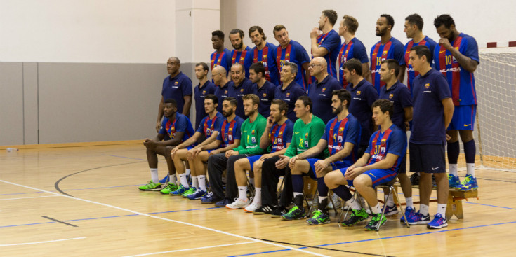 El Barça es fa una foto d’equip al complex esportiu d’Encamp, ahir.