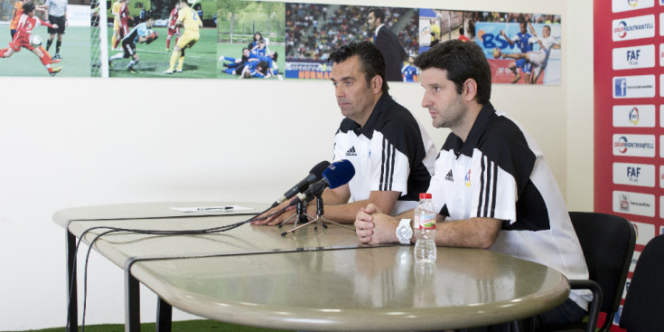 Igor Labaien –a la dreta– amb Koldo Álvarez durant la presentació del nou membre de l’‘staff’ tècnic de la selecció absoluta, ahir a l’Estadi Comunal.