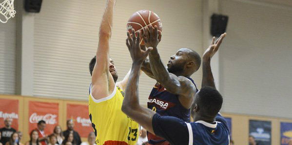 Rice tira a cistella defensat per Stevic (dorsal 23) i Antetokounmpo (43), ahir a Sant Julià de Vilatorta.