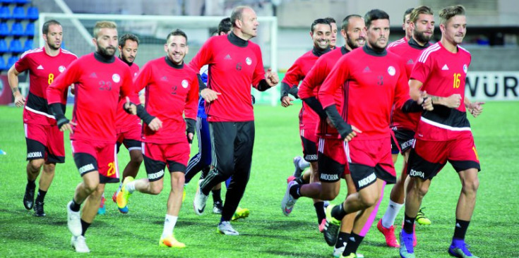 Els jugadors de la tricolor fan carrera contínua a l’inici de l’entrenament oficial, ahir a l’Estadi Nacional.