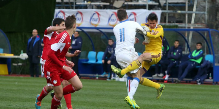 El meta andorrà Silveiro refua la pilota en el partit de la primera volta contra Itàlia, a l'Estadi Comunal.