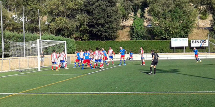 La pilota a la xarxa en el 0-1 a la sortida d’un córner, ahir a Fontajau.