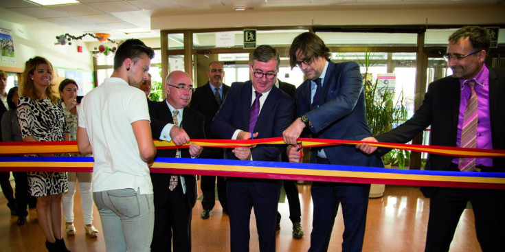 Marín talla la cinta d’inauguració amb l’ambaixador Jaume Gaytan.