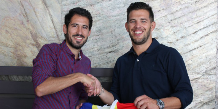 Espinosa i Gil encaixen les mans en la presentació del jugador valencià.