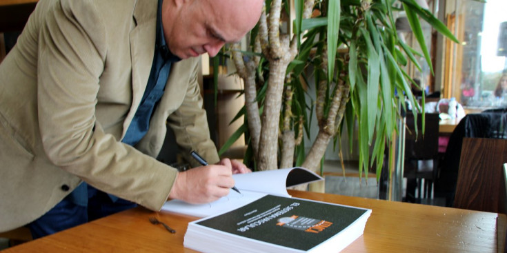 L'escriptor Villaró sigan una de les seves obres.
