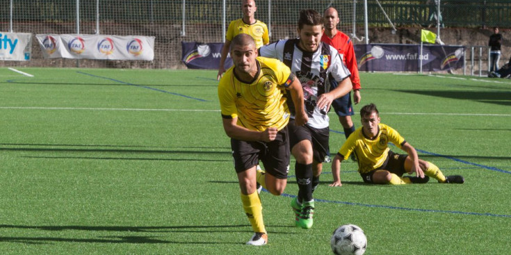 Esprint d’Àlex Martínez per fer-se amb el control de la pilota en zona defensiva colomenca.