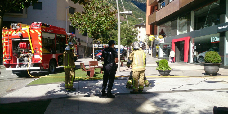 Els Bombers davant del bloc on s'ha produït el petit incendi, aquest matí.