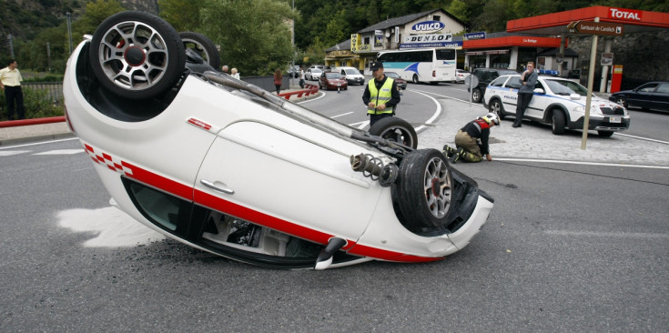 Un accident d’un vehicle a la rotonda d’Aixovall, el setembre passat.
