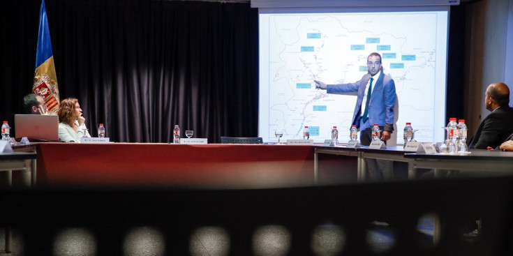El ministre Torres mostra el mapa de carrils bici del Principat, ahir.