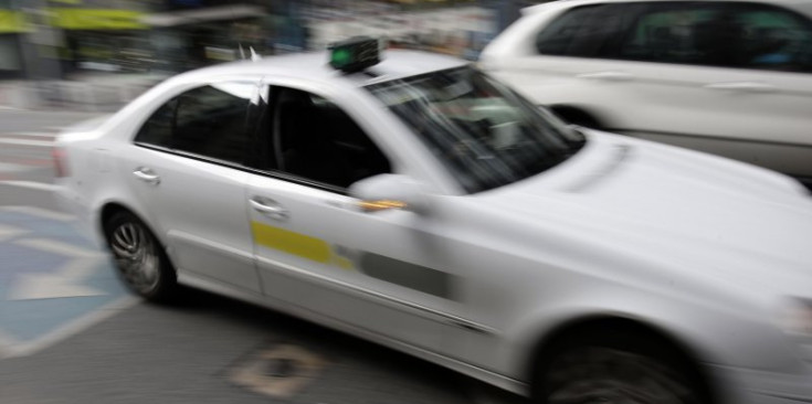 Un taxi, que no és el del condemnat, circula per la ciutat.