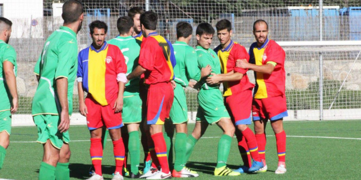 Jugadors de l’FC Andorra en el duel del dissabte passat amb el Lloret.