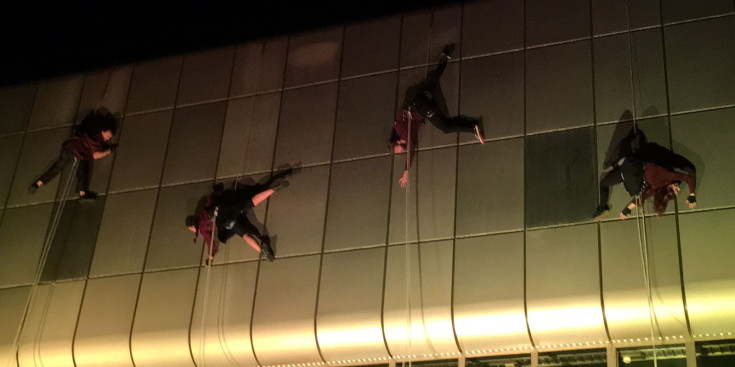 Actors de l’ENA fan un ball vertical a la façana del Centre de Congressos, divendres.