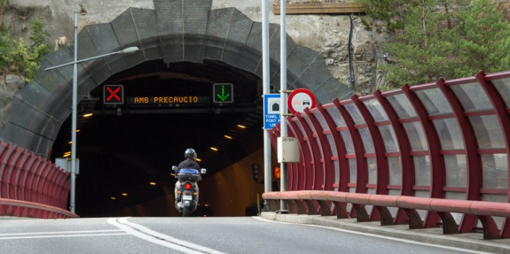 Un motorista entra al túnel del Pont Pla, per la boca d’Escaldes, ahir.