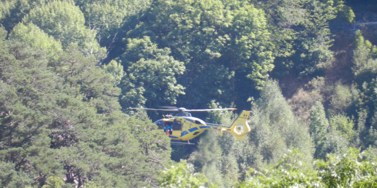 L’helicòpter a la recerca de la dona per la vall, ahir a prop de la carretera de l'Aldosa de la Massana.