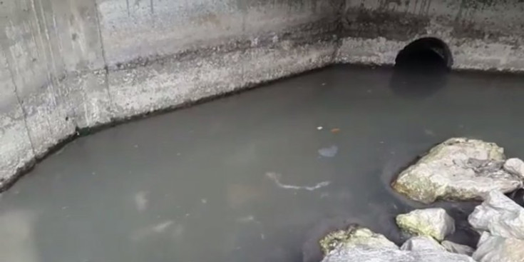 Una imatge del vídeo amb el vessament d’aigües fecals al riu Valira.