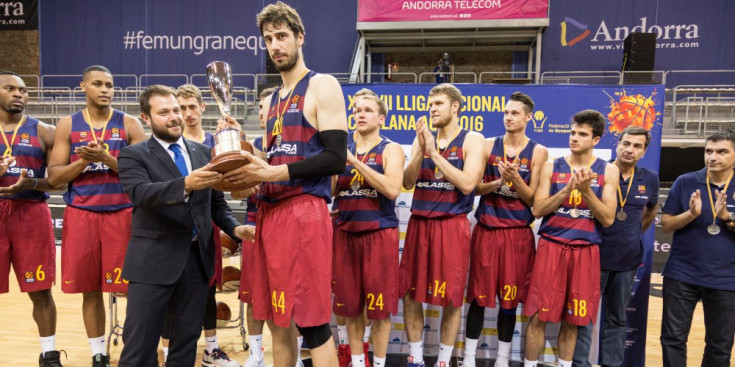 Tomic recull el trofeu com a campió de la Lliga Catalana.