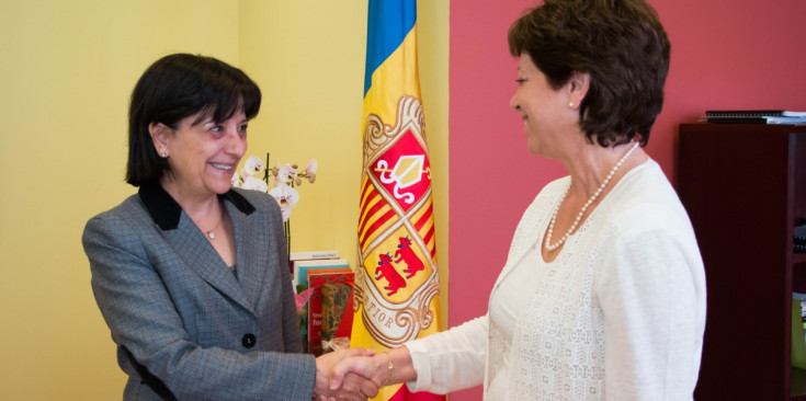 Rosa Ferrer en l’acte de traspàs del ministeri de Benestar Social de l’anterior titular, Cristina Rodríguez.