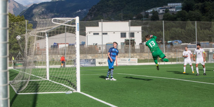 Usubiaga no va poder fer res per evitar el gol d’Aguilar.