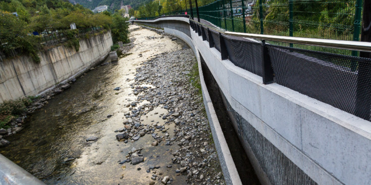 El tram de riu a Santa Coloma on s’han trobat residus fecals, dilluns.