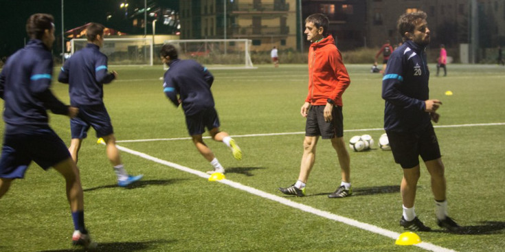 Vicente dirigia ahir a Ordino el seu primer entrenament com a entrenador de l’FC Andorra.