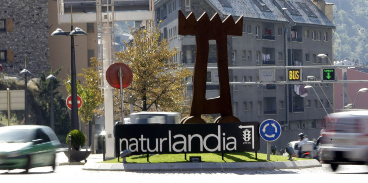 Rotonda d’accés a Naturlandia situada en la carretera general del país.