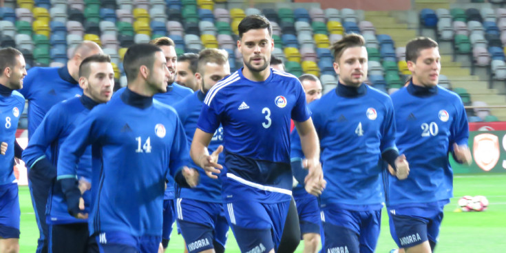 Els jugadors andorrans s'exerciten, ahir a l’estadi Municipal d’Aveiro.