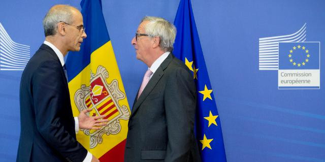 El cap de Govern, Antoni Martí, amb el president de la Comissió Europea, Jean-Claude Juncker, ahir a Brussel·les, la capital de la Unió Europea.