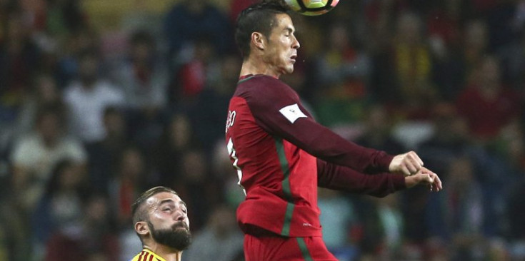 Cristiano Ronaldo salta per rematar de cap amb Rubio i Víctor Rodríguez.