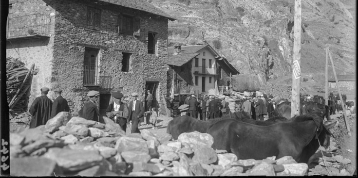 Una imatge de la Fira de bestiar de Canillo penjada per l’Arxiu Nacional.