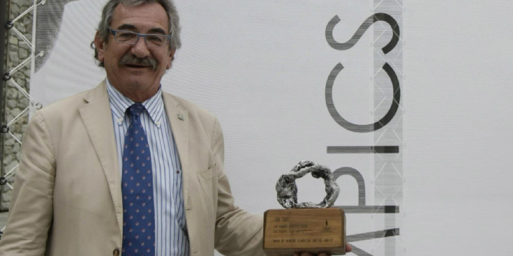 Joan Tomàs, amb un trofeu de reconeixement del Comitè Olímpic Andorrà per les cinc cites olímpiques que ha viscut com a esportista.
