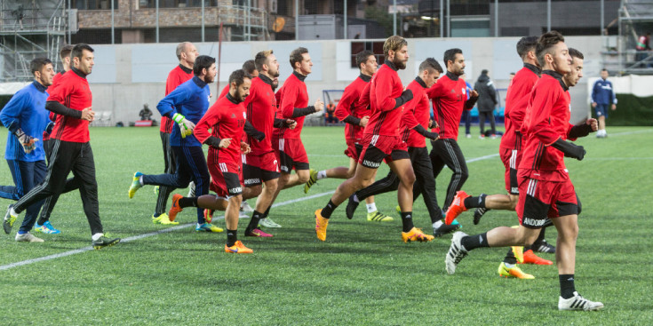 Els jugadors de la selecció tricolor fan carrera en l’entrenament oficial a l’Estadi Nacional, ahir.