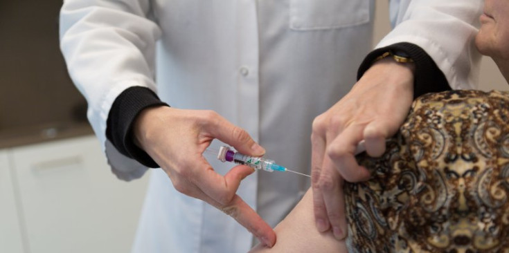 Un professional subministra la vacuna a una dona major de 65 anys, aquest matí al CAP de la Massana.
