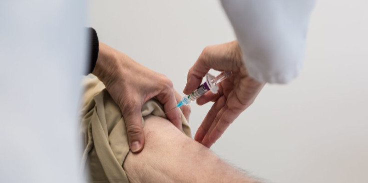 Un pacient es posa la vacuna de la grip al CAP de la Massana, ahir.
