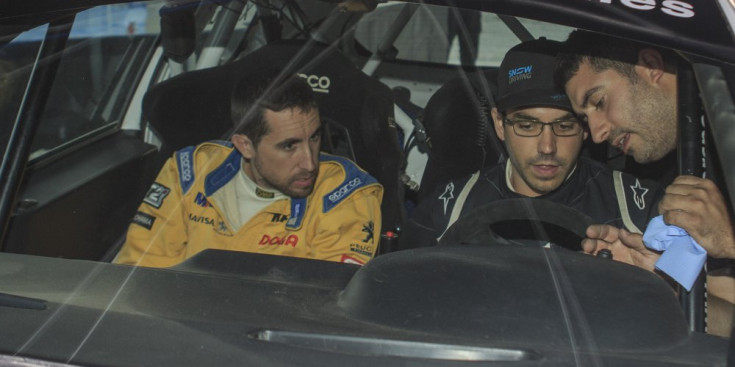 Xavi Carulla i Marcel Besolí reben instruccions abans de començar una cursa.
