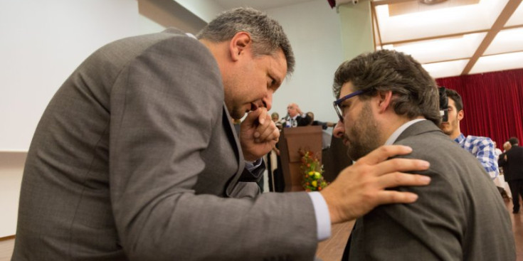 El ministre Gilbert Saboya parla amb el ministre Eric Jover durant la celebració del Dia de la Hispanitat.