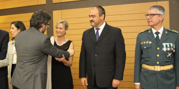 Salutació entre el ministre Jover i la consellera Salafranca, ahir.