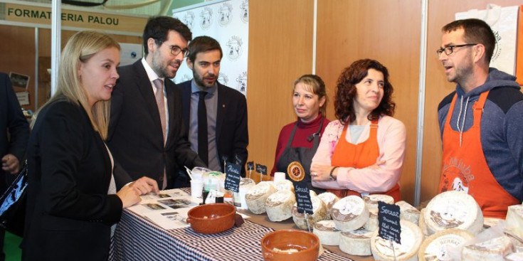 Batalla en un dels estands de la Fira del formatge.