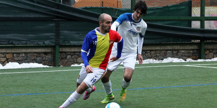 Sebas Gómez, condueix la pilota en el partit contra el Borges Blanques.