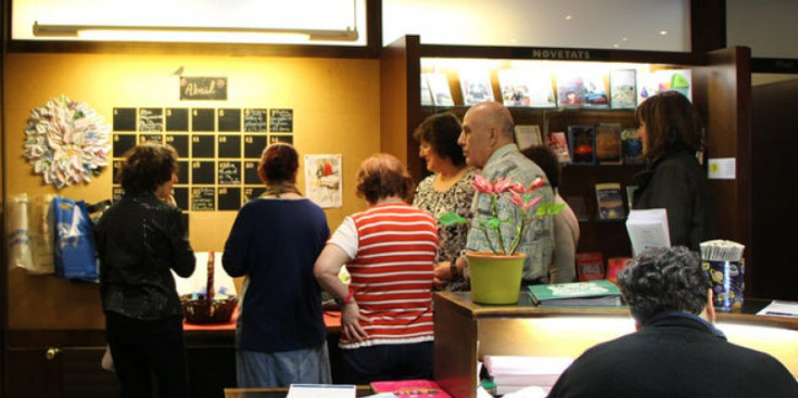 Un grup visita la Biblioteca Nacional.